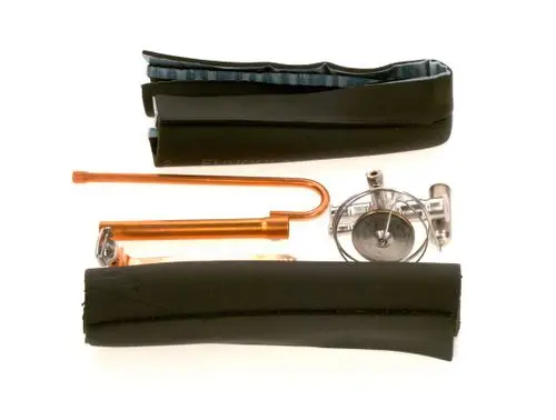 Ensemble aus mehreren Komponenten, darunter ein Kupferrohr, ein silbernes Bauteil und schwarze Gummihülsen, vermutlich für eine Klimaanlage von Bosch.